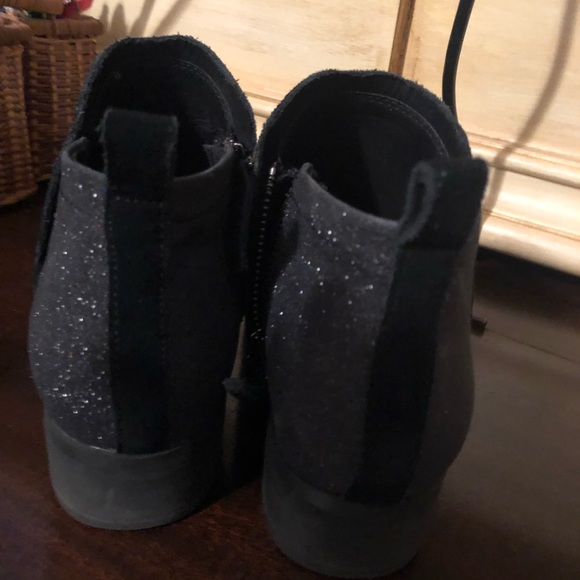 Toms black booties too big for me! - Picture 2 of 5
